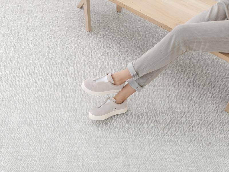 White/Black Large Woven Floor Mat C254423
